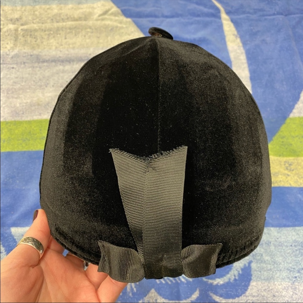 Sipps silks supreme velvet helmet cover